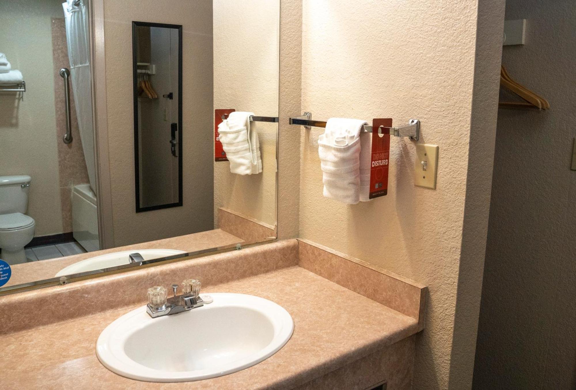 Americas Best Value Inn Lynnwood Exterior foto